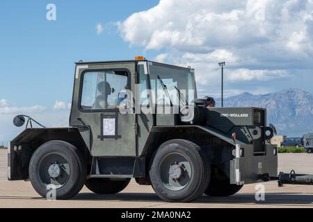 Les aviateurs du groupe d'entretien de l'aile de chasseurs 366th, base aérienne de Mountain Home, Idaho, reçoivent et entretiennent des avions après les opérations de vol pendant l'exercice Raging Gunfighter 22-2, à la base aérienne de Hill, Utah, 21 mai 2022. Raging Gunfighter démontre la nécessité pour notre force de pouvoir s’intégrer rapidement, établir des logistiques et des communications au sein d’un hub de commandement et de contrôle d’un théâtre, recevoir des forces de suivi, continuer à générer la mission et projeter la puissance de combat dans tous les domaines. Banque D'Images