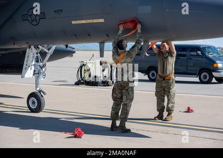 Les aviateurs du groupe d'entretien de l'aile de chasseurs 366th, base aérienne de Mountain Home, Idaho, reçoivent et entretiennent des avions après les opérations de vol pendant l'exercice Raging Gunfighter 22-2, à la base aérienne de Hill, Utah, 21 mai 2022. Raging Gunfighter démontre la nécessité pour notre force de pouvoir s’intégrer rapidement, établir des logistiques et des communications au sein d’un hub de commandement et de contrôle d’un théâtre, recevoir des forces de suivi, continuer à générer la mission et projeter la puissance de combat dans tous les domaines. Banque D'Images