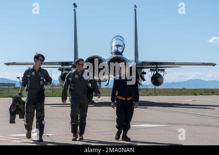 Les aviateurs du groupe d'entretien de l'aile de chasseurs 366th, base aérienne de Mountain Home, Idaho, reçoivent et entretiennent des avions après les opérations de vol pendant l'exercice Raging Gunfighter 22-2, à la base aérienne de Hill, Utah, 21 mai 2022. Raging Gunfighter démontre la nécessité pour notre force de pouvoir s’intégrer rapidement, établir des logistiques et des communications au sein d’un hub de commandement et de contrôle d’un théâtre, recevoir des forces de suivi, continuer à générer la mission et projeter la puissance de combat dans tous les domaines. Banque D'Images