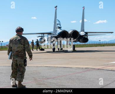 Les aviateurs du groupe d'entretien de l'aile de chasseurs 366th, base aérienne de Mountain Home, Idaho, reçoivent et entretiennent des avions après les opérations de vol pendant l'exercice Raging Gunfighter 22-2, à la base aérienne de Hill, Utah, 21 mai 2022. Raging Gunfighter démontre la nécessité pour notre force de pouvoir s’intégrer rapidement, établir des logistiques et des communications au sein d’un hub de commandement et de contrôle d’un théâtre, recevoir des forces de suivi, continuer à générer la mission et projeter la puissance de combat dans tous les domaines. Banque D'Images