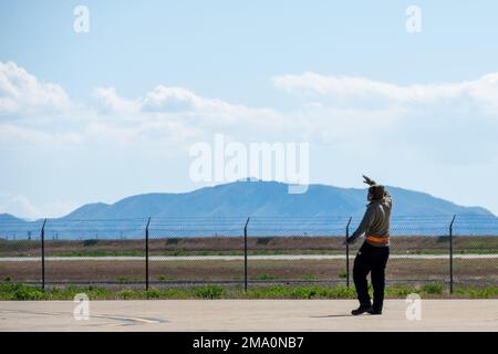 Les aviateurs du groupe d'entretien de l'aile de chasseurs 366th, base aérienne de Mountain Home, Idaho, reçoivent et entretiennent des avions après les opérations de vol pendant l'exercice Raging Gunfighter 22-2, à la base aérienne de Hill, Utah, 21 mai 2022. Raging Gunfighter démontre la nécessité pour notre force de pouvoir s’intégrer rapidement, établir des logistiques et des communications au sein d’un hub de commandement et de contrôle d’un théâtre, recevoir des forces de suivi, continuer à générer la mission et projeter la puissance de combat dans tous les domaines. Banque D'Images