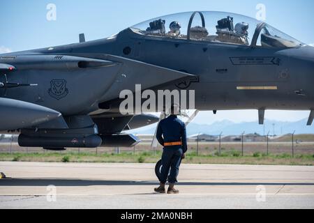 Les aviateurs du groupe d'entretien de l'aile de chasseurs 366th, base aérienne de Mountain Home, Idaho, reçoivent et entretiennent des avions après les opérations de vol pendant l'exercice Raging Gunfighter 22-2, à la base aérienne de Hill, Utah, 21 mai 2022. Raging Gunfighter démontre la nécessité pour notre force de pouvoir s’intégrer rapidement, établir des logistiques et des communications au sein d’un hub de commandement et de contrôle d’un théâtre, recevoir des forces de suivi, continuer à générer la mission et projeter la puissance de combat dans tous les domaines. Banque D'Images
