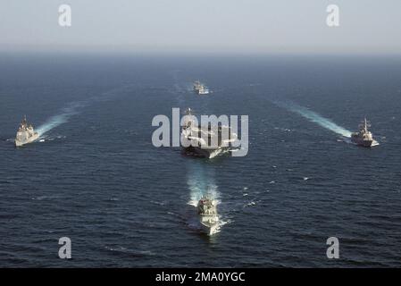 040603-N-5319A-008. [Complete] Scene Caption : les navires affectés au groupe de grève des transporteurs George Washington participent à un exercice de photographie de groupe de grève lors d'une opération en mer d'Arabie dans le cadre d'un déploiement régulier à l'appui de l'opération LIBERTÉ IRAQUIENNE. Sur la photo, on trouve le premier plan de la Marine royale du Canada (MRC), la frégate de la classe Halifax, NCSM TORONTO (FFH 333); la US Navy (USN), la classe Ticonderoga : le navire-missile guidé (Aegis) USS VELLA GULF (CG 72); le navire de soutien au combat rapide USN (MSC), APPROVISIONNEMENT USNS (T-AOE 6); La USN Arleigh Burke Class (Flig Banque D'Images