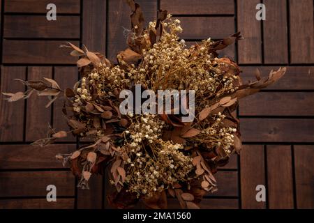 Composition de fleurs séchées sur fond de bois. Concept de fleur. Banque D'Images
