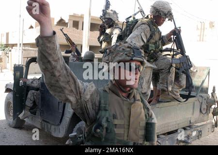 CORPS DES Marines (USMC) le caporal (CPL) Jay Picard, Compagnie Bravo, 1st Bataillon (BN), 5th Marines (MAR), 1st Marine Division (MAR DIV), délivre des ordres à son équipe lors d'une attaque sur le côté ouest d'Al Kharma, en Irak. Le DIV DU 1st MARS est engagé dans des opérations de sécurité et de stabilisation (SASO) dans la zone au cours de l'opération LIBERTÉ IRAQUIENNE. Base: Al Shahabi État: Al Anbar pays: Irak (IRQ) Banque D'Images