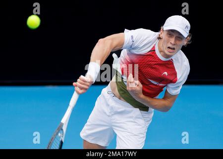 Melbourne, Australie. 19th janvier 2023. Emil RUUSUVUORI de Finlande en action contre 5th semences Andrey RUBLEV dans le match des hommes célibataires le jour 4 de l'Open d'Australie 2023 sur Kia Arena, à Melbourne, en Australie. Sydney Low/Cal Sport Media. Crédit : csm/Alay Live News Banque D'Images