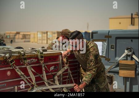 ÉTATS-UNIS Le Sgt Cory Tracy, Tech de la Force aérienne, déployé à partir de l'escadron expéditionnaire aérien 387th, à la base aérienne Ali Al Salem (Koweït), inspecte la cargaison en vue d'un vol de départ au cours de l'essai précis 22 à la base aérienne de Thumrait, Oman (22 mai 2022). L'inspection a permis de s'assurer que la cargaison était sécuritaire, sécuritaire et correctement marquée pour l'expédition. Banque D'Images