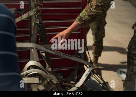 ÉTATS-UNIS Le Sgt Cory Tracy, Tech de la Force aérienne, déployé à partir de l'escadron expéditionnaire aérien 387th, à la base aérienne Ali Al Salem (Koweït), inspecte les points d'arrimage sur les palettes de fret en préparation pour le chargement sur un vol de départ, au cours de l'exercice précis Test 22, à la base aérienne de Thumrait, Oman (22 mai 2022). Lors de ces inspections, les aviateurs recherchent des fuites, des ruptures et d'autres dangers potentiels pouvant entraîner des blessures ou le déplacement involontaire du poids de la cargaison pendant les vols. Banque D'Images