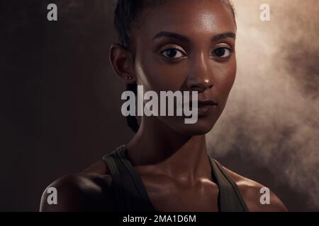 Rien ne peut se trouver dans la manière de mes objectifs de forme physique. une jeune femme attrayante debout seule et posant dans le studio. Banque D'Images