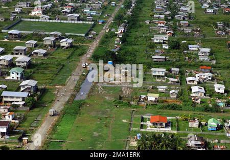 040616-F-6335P-168. [Complete] Scene Caption: Une photographie aérienne du Camp Stephenson à Timerhri, République du Guyana prise pendant l'exercice NEW HORIZONS 2004-Guyana capturée à partir d'un hélicoptère de la Garde nationale de l'Armée du Colorado (COARNG) 2nd Bataillon, 135th Aviation Regiment (2/135th AVN), base aérienne Buckley (AFB), Colorado (CO). NOUVEAUX HORIZONS 2004 - le Guyana est un exercice de formation de service conjoint qui a lieu au Guyana, en Amérique du Sud, coparrainé par le US Southern Command (USSOUTHCOM) à Miami, en Floride (FL), et la Guyana Defence Force (GDF). Au cours de cet exercice de quatre mois, une équipe combinée o Banque D'Images