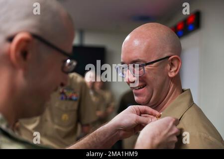 YOKOSUKA (JAPON) (23 mai 2022) le technicien principal en chef des systèmes d'information (sous-marin) William McCroskey est épinglé lors d'une cérémonie de promotion au commandant du Groupe sous-marin 7 (CSG-7), 23 mai 2022. Le groupe sous-marin 7 dirige des forces capables de combat déployées vers l'avant sur toute la gamme des guerres sous-marines dans le Pacifique occidental, l'océan Indien et la mer d'Arabie. Banque D'Images