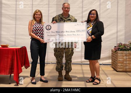 YOKOSUKA, Japon (23 mai 2022) le sous-amiral Rick Seif, commandant du groupe sous-marin 7, présente un chèque à la Marine and Marine corps relief Society (NMCRS) lors d'une cérémonie de remise des prix Commandant, activités de la flotte Yokosuka (CFAY), 23 mai 2022. Le SNMPC fournit une aide financière et une éducation, ainsi que d'autres programmes et services, aux membres de la Marine et du corps de marine des États-Unis, aux membres de leur famille, aux veuves et aux survivants admissibles. Banque D'Images