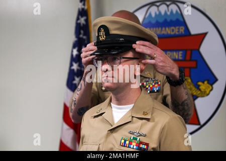 YOKOSUKA, JAPON (23 mai 2022) le Chef principal des systèmes d'information (sous-marin) William McCroskey est coiffé lors d'une cérémonie de promotion au Commandant du Groupe sous-marin 7 (CSG-7), 23 mai 2022. Le groupe sous-marin 7 dirige des forces capables de combat déployées vers l'avant sur toute la gamme des guerres sous-marines dans le Pacifique occidental, l'océan Indien et la mer d'Arabie. Banque D'Images