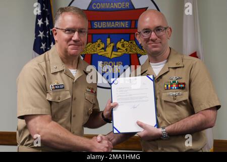 YOKOSUKA (JAPON) (23 mai 2022) Premier technicien en chef des systèmes d'information (sous-marin) William McCroskey est félicité par le sous-ministre adjoint Rick Seif, commandant du Groupe sous-marin 7 lors d'une cérémonie de promotion au commandant du Groupe sous-marin 7 (CSG-7), 23 mai 2022. Le groupe sous-marin 7 dirige des forces capables de combat déployées vers l'avant sur toute la gamme des guerres sous-marines dans le Pacifique occidental, l'océan Indien et la mer d'Arabie. Banque D'Images