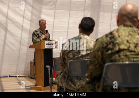 YOKOSUKA, Japon (23 mai 2022) Rick Seif, commandant du Groupe sous-marin 7, prononce une allocution lors d'une cérémonie de remise des prix de la Marine et de la Marine corps relief Society (NMCRS) à bord du commandant des activités de la flotte Yokosuka (CFAY), 23 mai 2022. Le SNMPC fournit une aide financière et une éducation, ainsi que d'autres programmes et services, aux membres de la Marine et du corps de marine des États-Unis, aux membres de leur famille, aux veuves et aux survivants admissibles. Banque D'Images