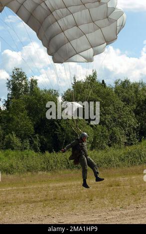 040612-F-3488S-019. [Complete] Scene Caption : Un soldat de l'armée américaine (États-Unis) du détachement (DET) des opérations des forces spéciales (OFS) 144, Alpha Company (A CO), 2nd Bataillon (BN), 1st Groupe des forces spéciales (aéroporté), fort Lewis, Washington (WA), atterrit pendant l'entraînement en haute altitude à faible ouverture (HALO) au-dessus de la zone d'entraînement du Yukon en Alaska (AK) pendant l'exercice NORTHERN EDGE 04. NORTHERN EDGE est l'exercice annuel de formation conjointe de l'Alaska conçu pour améliorer l'interopérabilité entre les services en mettant au point des techniques et des procédures de service conjoint. Elle contribue à fournir une force prête à protéger celle de l'Amérique Banque D'Images