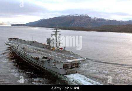 Vue de l'arrière du port aérien de la marine américaine (USN) CLASSE NIMITZ: Porte-avions, USS RONALD REAGAN (CVN 76), en cours à travers le détroit de Magellan sur son chemin vers l'océan Pacifique. Le Reagan et son équipage contourneront l'Amérique du Sud en transit vers leur nouveau homeport à San Diego, Californie (CA). Base: Détroit de Magellan pays: Chili (CHL) Banque D'Images