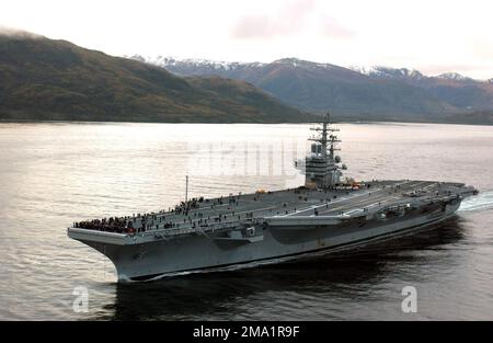 Vue aérienne de l'avant-port de la marine américaine (USN) CLASSE NIMITZ : porte-avions USS RONALD REAGAN (CVN 76), en cours à travers le détroit de Magellan sur son chemin vers l'océan Pacifique. Le Reagan et son équipage contourneront l'Amérique du Sud en transit vers leur nouveau homeport à San Diego, Californie (CA). Base: Détroit de Magellan pays: Chili (CHL) Banque D'Images