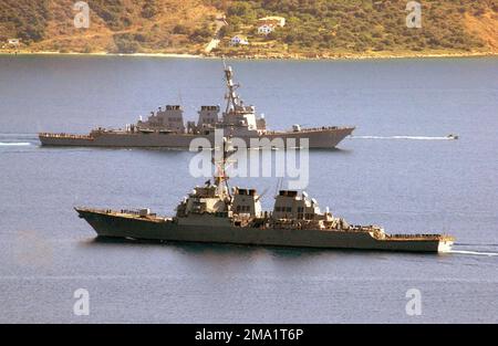 La Marine américaine (USN) Arleigh Burke Class Destroyer USS ROSS (DDG 71), en haut, navigue dans le port de Souda pour une brève visite du port tandis que l'USN Arleigh Burke Class Destroyer USS RAMAGE (DDG 61) part après un bref séjour dans le port de la Méditerranée orientale. Les deux destroyers sont affectés à l'escadron Destroyer Two Two Eight (DESRON-28) et sont portés à la maison à Norfolk, en Virginie (va). Les deux navires sont actuellement en mer Méditerranée et effectuent un déploiement régulier. Base: Souda Harbour État: Crète pays: Grèce (GRC) Banque D'Images