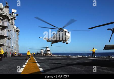 040628-N-6932B-087. [Complet] Légende de la scène: Un hélicoptère Sea King UH-3H de la Marine américaine (USN), hélicoptère de soutien au combat Squadron 85 (HC-85), Golden Gators, Naval Air Station North Island (NASNI), Californie (CA), prend le pont de vol du navire d'assaut amphibie USS TARAWA Class (LHA 1). Le TARAWA participe à Rim of the Pacific (RIMPAC) 2004. RIMPAC est le plus grand exercice maritime international dans les eaux autour des îles hawaïennes. Cet exercice inclut sept pays participants : l'Australie, le Canada, le Chili, le Japon, la Corée du Sud, Le Royaume-Uni et l'U Banque D'Images