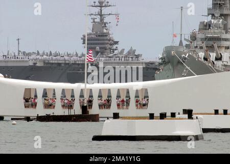 040629-N-3228G-003. [Complete] Scene Caption: US Navy (USN) marins à bord de l'USN Nimitz Class Aircraft Carrier USS JOHN C. STENNIS (CVN 74) rendent hommage en passant le Mémorial de l'USS ARIZONA et le Mémorial du cuirassé MISSOURI (BB 63) à Pearl Harbor, Hawaï. La SENNIS et la Carrier Air Wing 14 (CVW-14) participent à la Rim of the Pacific (RIMPAC) 2004. RIMPAC est le plus grand exercice maritime international dans les eaux autour des îles hawaïennes. Cet exercice inclut sept pays participants : l'Australie, le Canada, le Chili, le Japon, la Corée du Sud, Le Royaume-Uni et la Sta Banque D'Images