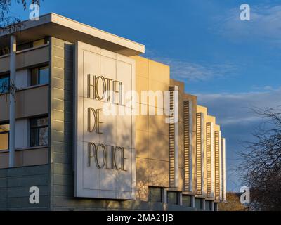 Montpellier, France - 01 12 2023 : vue paysage d'un hôtel de police moderne ou d'une façade de poste de police en fin d'après-midi d'hiver Banque D'Images