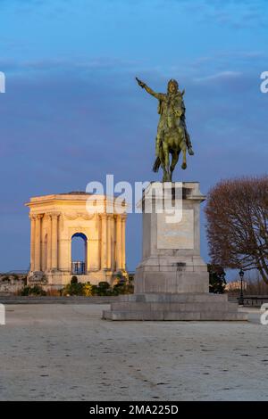 Vue panoramique sur le paysage de l'aube d'hiver de la statue équestre du roi Louis XIV et de l'ancien château d'eau, Promenade du Peyrou jardin, Montpellier, France Banque D'Images