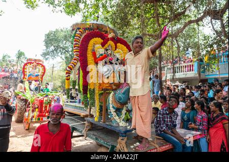 Kuilapalayam, Inde - 17th janvier 2023 : Festival Pongal. La parade dans le village avant la course à la vache. Banque D'Images