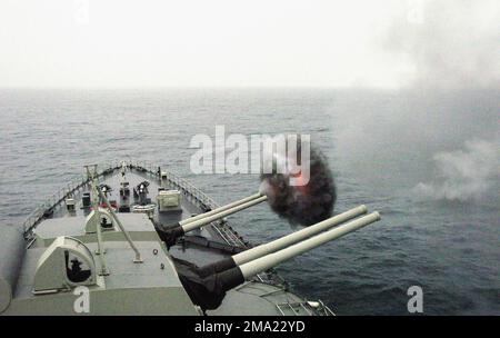 Une vue à bord de la CLASSE péruvienne Navy DE RUYTER : Buque Armada Peruana (BAP) Cruiser, ALMIRANTE GRAU (CLM 81), montrant les navires Bofors 6 pouces, 152mm/53 canons jumeaux tirant sur l'arc de tribord, lors d'un exercice d'assaut amphibie naval, alors que le navire est en cours dans l'océan Pacifique, pendant l'exercice UNITAS 45-04. Les exercices d'Unitas sont les plus grands exercices multilatéraux de l'hémisphère Sud. Conçu pour améliorer la préparation opérationnelle et l'interopérabilité des forces navales, de la Garde côtière et de la Marine des États-Unis et de l'Amérique du Sud, tout en favorisant l'amitié, le professionnalisme et l'onu Banque D'Images