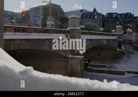 Visiter le centre-ville d'Ottawa après une chute de neige. Banque D'Images