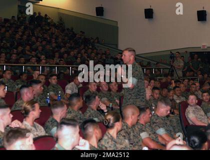 LE général (GEN) du corps DES Marines (USMC) Michael W. Hagee, commandant du corps des Marines (MCC) du corps DES Marines (MEF) de l'USMC III lors de sa visite à la base du corps des Marines (MCB) Camp Smedley D. Butler, Okinawa, Japon. Base : base du corps marin, Camp Foster État : Okinawa pays : Japon (JPN) Banque D'Images