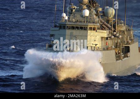 Une vue de l'arc de la marine portugaise, VASCO DA GAMA (MEKO 200) CLASSE: Frégate NRP ALVARES CABRAL (F 331), en cours à grande vitesse tout en participant à l'exercice MAJESTUEUX EAGLE, un exercice multinational qui se déroule au large de la côte marocaine. L'exercice démontre les capacités de force combinées et les temps de réponse rapides des groupes de guerre navale, aérienne, sous-marine et de surface participants. Sujet opération/série: MAJESTUEUX EAGLE pays: Océan Atlantique (AOC) Banque D'Images