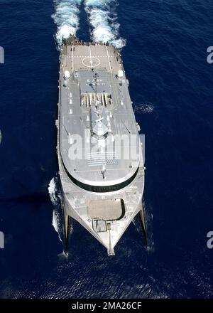 040710-N-6551H-097. [Complete] Scene Caption: Arc oblique aérien sur la vue de la US Navy (USN) expérimental High Speed Vehicle 2 (HSV 2) Swift opérant au large de la côte d'Oahu, Hawaii pendant l'exercice RIM OF THE PACIFIC (RIMPAC) 2004. Le Swift est un catamaran à coque en aluminium qui perce les vagues et qui peut se déplacer à des vitesses supérieures à 45 nœuds. Avec un tirant d'eau lui permettant de naviguer dans seulement 12 pieds d'eau, il peut facilement manœuvrer à l'intérieur et à l'extérieur des environnements littoraux. RIMPAC est le plus grand exercice maritime international dans les eaux autour des îles hawaïennes. Cet exercice inclut sept participations Banque D'Images