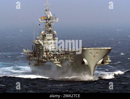 Vue à tribord du porte-avions de la Marine espagnole, PRINCIPE DE ASTRUIAS (R 11) en cours en haute mer dans l'océan Atlantique, tout en participant à l'exercice MAJESTUEUX EAGLE 2004. L'exercice démontre les capacités de force combinées et les temps de réponse rapides des groupes de guerre navale, aérienne, sous-marine et de surface participants. Sujet opération/série: MAJESTUEUX EAGLE 2004 pays: Océan Atlantique (AOC) Banque D'Images