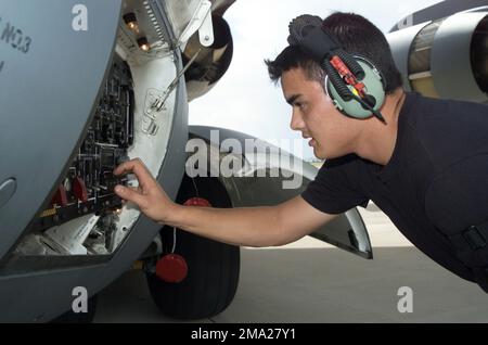 040813-F-3208M-274. US Air Force (USAF) Senior Airman (SRA) Jeff Smith, CrewChief, Charleston Air Force base (AFB), effectue des contrôles post-vol sur son USAF C-17A Globemaster III à Davis Monthan AFB, Arizona (AZ). L'avion, et quatre autres, s'arrêtent pour se ravitailler en plein air en route pour récupérer des secours pour une résidence ravagée par la tempête qui est tombée sous la colère de l'ouragan Charlie. Banque D'Images