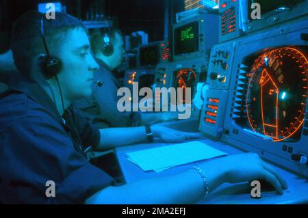 040723-N-5232L-001. [Complete] Scene Caption: US Navy (USN) SPÉCIALISTE des opérations SEAMAN (OSSN) Jeffrey R. Rinker tient une montre au combat Direction Center (CDC) à bord de l'avion USN USS Carrier KITTY HAWK (CV 63). Les spécialistes des opérations sont responsables de l'identification des aéronefs dans la région et du contrôle des systèmes d'armes défensives. Le KITTY HAWK est l'un des sept groupes de grève des transporteurs (CSG) impliqués dans LE PULSE D'ÉTÉ 2004. LE PULSE D'ÉTÉ 2004 est le déploiement de sept groupes de grève des transporteurs (CSG), démontrant la capacité de la Marine à fournir une capacité de combat crédible dans l'ensemble du g Banque D'Images