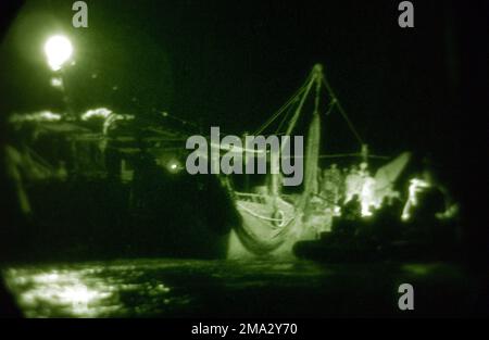 LES marins DE la Marine AMÉRICAINE (USN) et les Marines du corps des Marines américains (USMC) affectés à l'équipe de recherche de la Commission de visite (VBSS), de l'équipe spéciale de bateaux 20, se préparent à monter à bord d'un bouée de pêche, tout en effectuant des opérations d'interception maritime de nuit (MIO) dans la mer d'Arabie Saoudite du Nord, en soutien aux opérations DE LIBERTÉ DURABLE/LIBERTÉ IRAKIENNE. Objet opération/série: LIBERTÉ DURABLE/LIBERTÉ IRAQUIENNE pays: Mer d'Arabie Banque D'Images