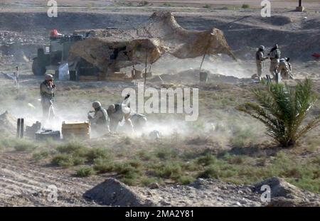 US Marine corps (USMC) Marines, compagnie d'armes, 3rd Bataillon (BN), 1st Marine Regiment, 1st Marine Division (MARDIV), tir 81 mm M252 mortiers pour fournir un feu contre-batterie contre les insurgés irakiens à Fallujah, Irak. Le MARDIV de 1 est engagé dans une opération de sécurité et de stabilisation (SASO) dans la province d'Al Anbar pendant l'opération LIBERTÉ IRAQUIENNE. Base: Falloujah Etat: Al Anbar pays: Irak (IRQ) Banque D'Images