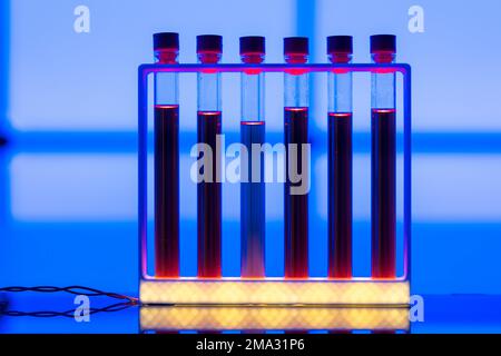 échantillons de liquide radioactif dans des tubes à essai dans un laboratoire de physique nucléaire Banque D'Images