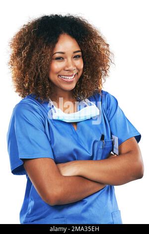 Infirmière, femme noire et portrait de studio avec sourire, bras croisés et motivation pour les soins de santé par fond blanc. Médecin isolé, heureux et concentration Banque D'Images