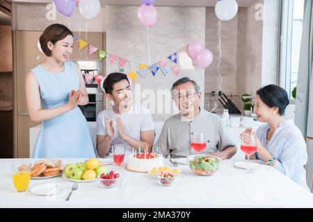 Bonne fête de famille dans la cuisine Banque D'Images