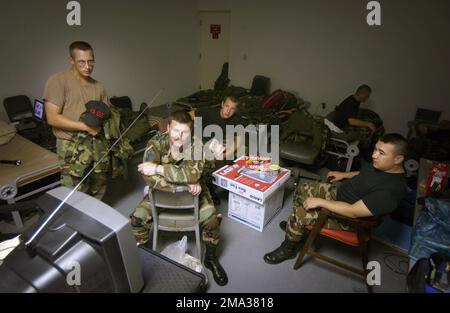 040904-F-2352G-130. [Complete] Scene Caption: L'altération de la plus grande tempête enregistrée à ce jour pour frapper la Floride, États-Unis Les membres de la Force aérienne de l'équipe de rétablissement de l'ouragan 45th, Patrick Air Force base, Floride, surveillent les nouvelles de l'ouragan Frances alors qu'il se rend sur la côte centrale est de la Floride. Une équipe de 57 militaires et civils affectés à l'équipe a résisté aux effets de l'ouragan Frances dans une annexe de la Force aérienne à Malabar, en Floride La petite annexe est située à quelques kilomètres au sud-ouest de Patrick et dispose d'installations suffisamment solides pour résister aux effets de tempête d'un ouragan. Une fois l'ouragan Banque D'Images