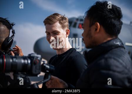 Sam Eckholm, créateur de contenu multimédia, ajuste son équipement de caméra devant un navire-canon AC-130J Ghostrider de l'escadron des opérations spéciales 16th sur la base aérienne de Cannon, N.M., 23 mai 2022. L'escadre des opérations spéciales de 27th s'est associée à Eckholm pour mettre en valeur l'état de préparation et la pertinence de l'escadre dans les conflits futurs. Banque D'Images