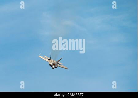 Le Maj Joshua “Cabo” Gunderson, commandant et pilote de l'équipe de démonstration F-22, se repositionne en préparation pour un virage dans un rayon minimal lors du Bethpage Air Show 23 mai 2022, au parc national de Jones Beach, New York. Le virage à rayon minimal met en évidence les capacités de virage serré et de manœuvrabilité du F-22 Raptor. Banque D'Images