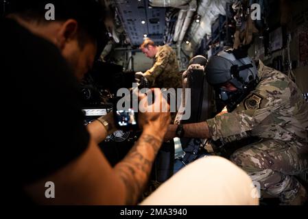 Washington Chua, producteur de contenu multimédia, capture des vidéos des États-Unis Mark Wulf, commandant du système d'armement de l'escadron des opérations spéciales 17th, à bord d'un navire-canon AC-130J Ghostrider de l'escadron des opérations spéciales 16th, sur la base aérienne de Cannon, N.M., 23 mai 2022. L'escadre des opérations spéciales de 27th s'est associée à Eckholm pour mettre en valeur l'état de préparation et la pertinence de l'escadre dans les conflits futurs. Banque D'Images