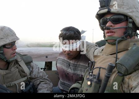 US Navy (USN) Hospital Corpsman Third Class (HM3) Eric B. Centeno et US Marine corps (USMC) Caporal (CPL) Matthew C. Michel avec 3rd peloton, Charlie Company, 1st Bataillon 7th Marines protègent un suspect tout en effectuant une fouille dans la ville de sa'ad, en soutien à l'opération LIBERTÉ IRAKIENNE. Objet opération/série: LIBERTÉ IRAQUIENNE base: Sa'ad pays: Irak (IRQ) Banque D'Images