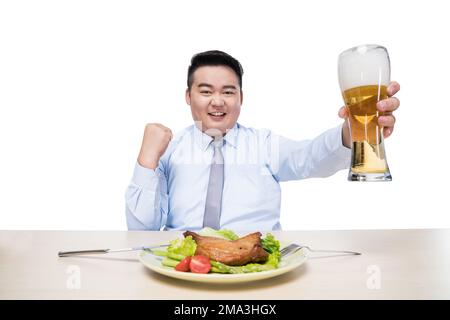 Gros homme qui boit de la bière au dîner Banque D'Images