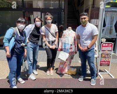 220523-N-ON904-1005 YOKOSUKA, Japon (23 mai 2022) -- marins des États-Unis La Marine et la Force d'autodéfense maritime du Japon explorent Kamakura dans un échange culturel pour la semaine de la flotte le défi des pattes de la Marine du Japon. Fleet week Japon célèbre le partenariat bilatéral entre les États-Unis et le Japon avec la nourriture, la forme physique et l'amitié. Banque D'Images