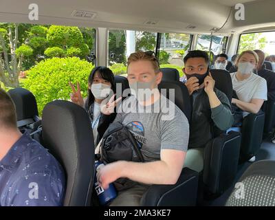 220523-N-ON904-1003 YOKOSUKA, Japon (23 mai 2022) -- marins des États-Unis La Marine et la Force d'autodéfense maritime du Japon explorent Kamakura dans un échange culturel pour la semaine de la flotte le défi des pattes de la Marine du Japon. Fleet week Japon célèbre le partenariat bilatéral entre les États-Unis et le Japon avec la nourriture, la forme physique et l'amitié. Banque D'Images