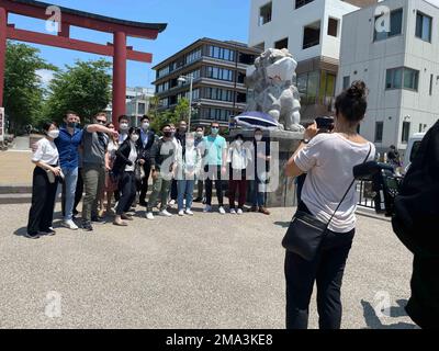 220523-N-ON904-1004 YOKOSUKA, Japon (23 mai 2022) -- marins des États-Unis La Marine et la Force d'autodéfense maritime du Japon explorent Kamakura dans un échange culturel pour la semaine de la flotte le défi des pattes de la Marine du Japon. Fleet week Japon célèbre le partenariat bilatéral entre les États-Unis et le Japon avec la nourriture, la forme physique et l'amitié. Banque D'Images